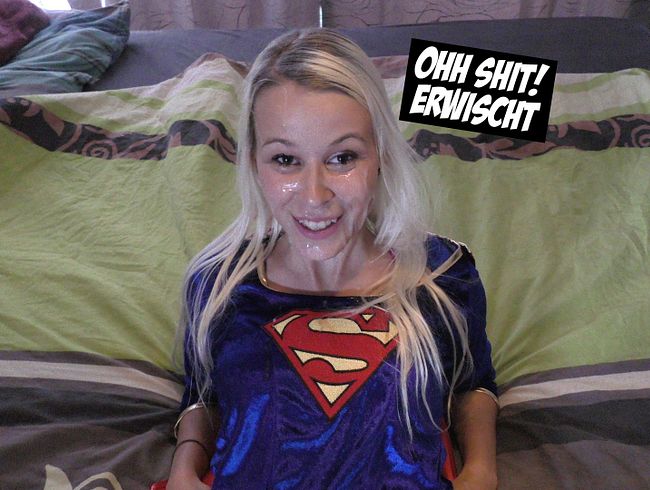 Vollgewi**ste Superwoman im Bett erwischt