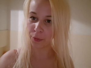 s*xyJenJen Porno Video: Schön ins Glas gepi**t